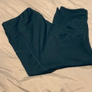 Yoga pants with phone side pockets